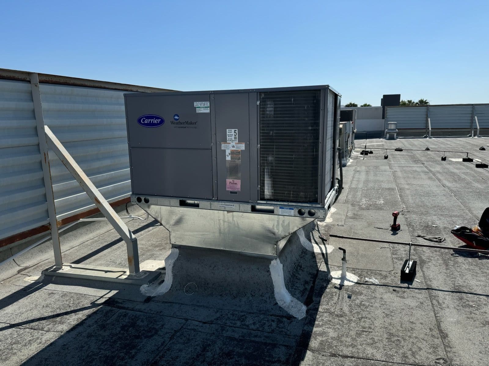 Carrier WeatherMaker Installation for Optimal Rooftop Cooling image