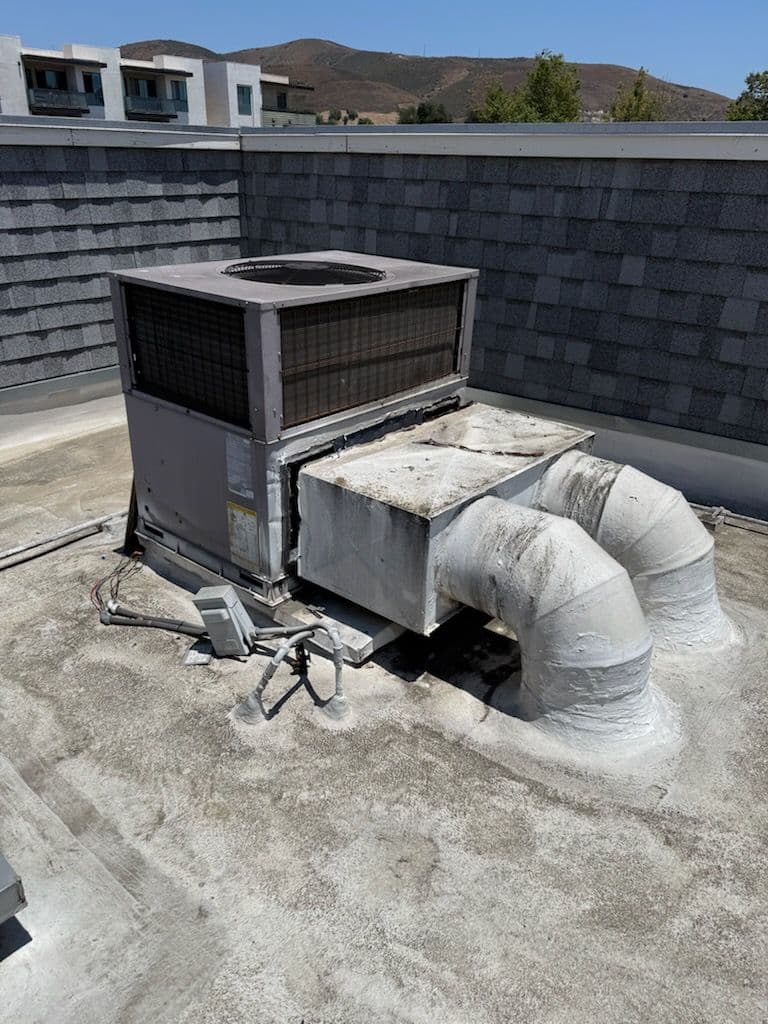 Efficient Rooftop HVAC Unit Installation Complete image